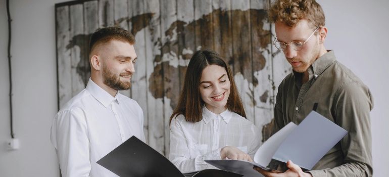 A moving broker explaining moving insurance options to a client preparing for their upcoming move.