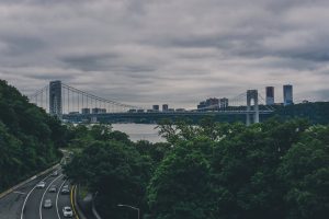 bridge i NYC symbolizing the dilemma of Is It Better to Live In NYC or New Jersey