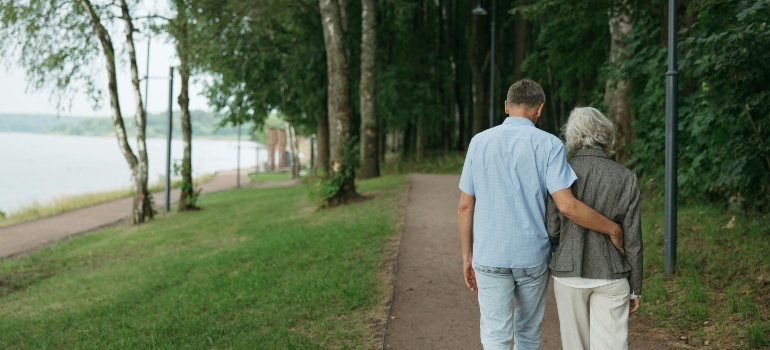 Seniors walking along a peaceful riverside in Tennessee, enjoying the relaxed lifestyle retirees can expect.